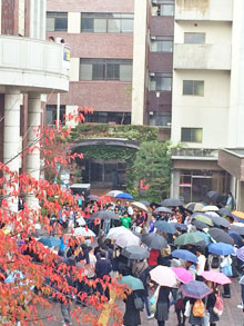 天気は小雨模様