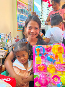 >フィリピンの子供たちへクリスマスプレゼント-3