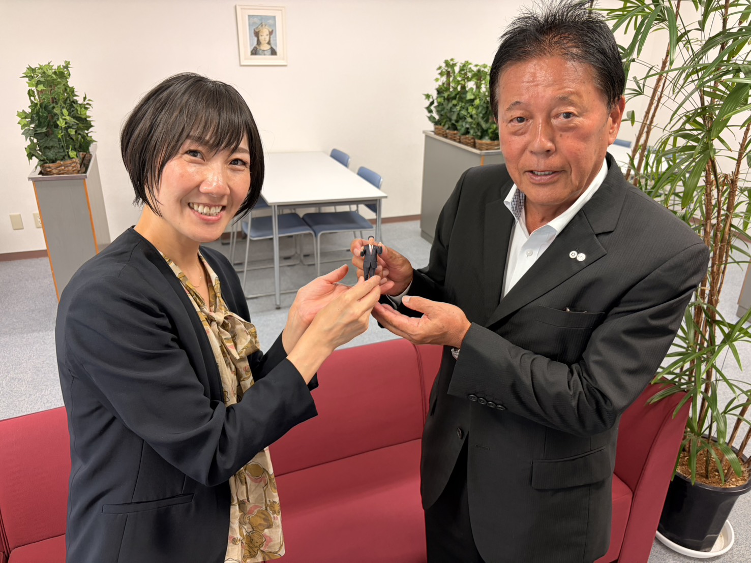 司産業株式会社様への贈呈のようす