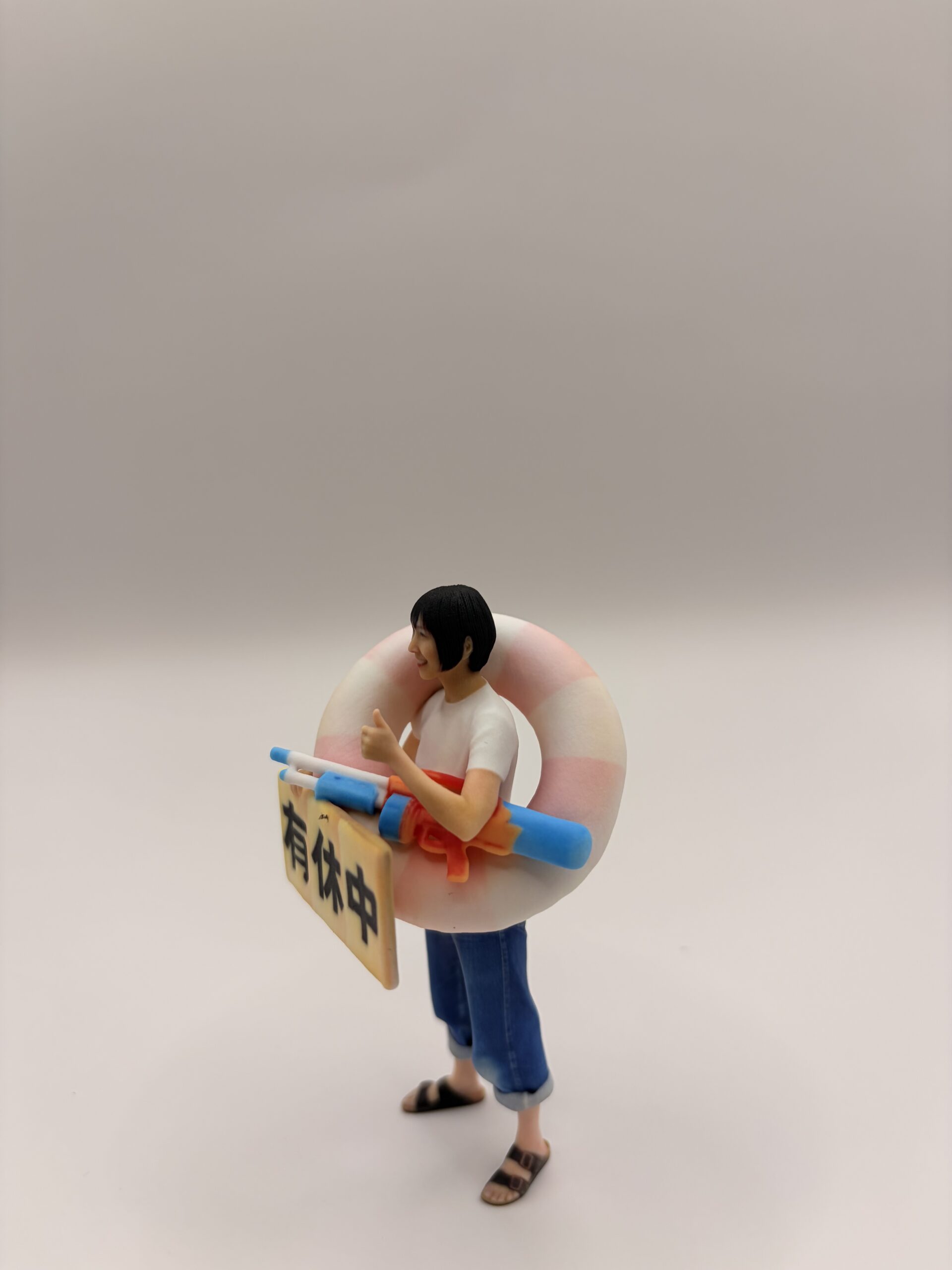 有休中プレートを持ったフィギュア（横から）