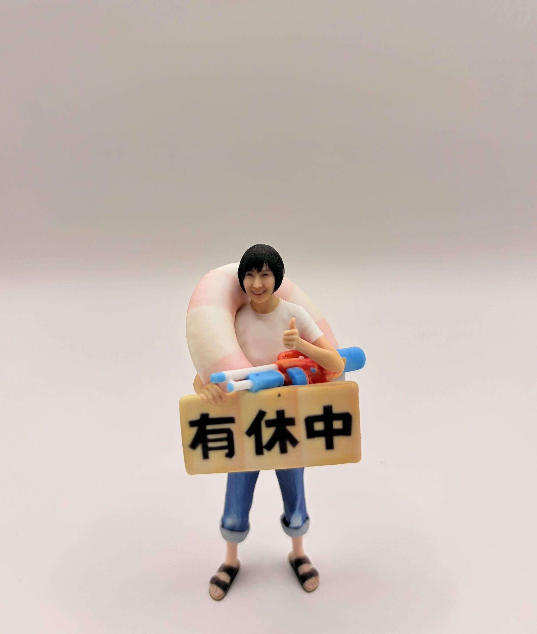 有休中プレートを持ったフィギュア（正面）