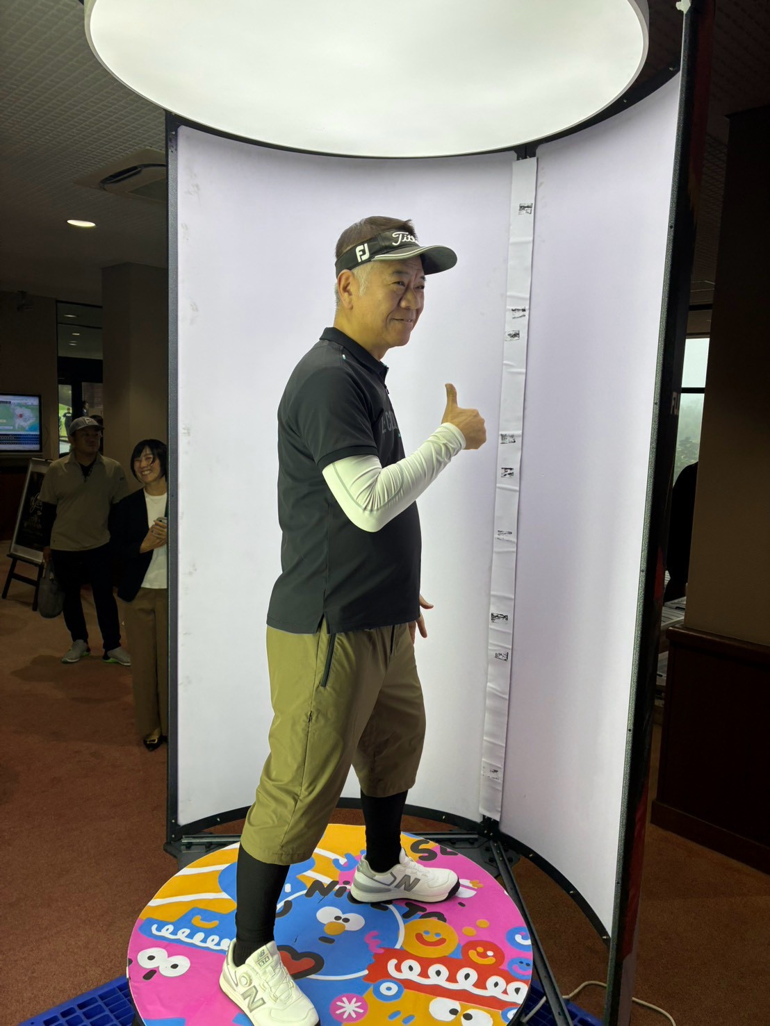 撮影ブースで3Dスキャン