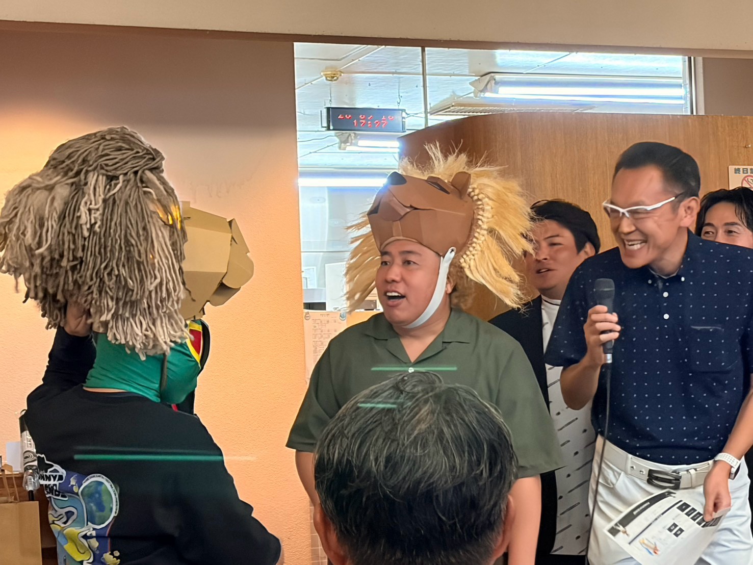 懇親会で、ライオンヘッドをかぶった大西ライオンさんと