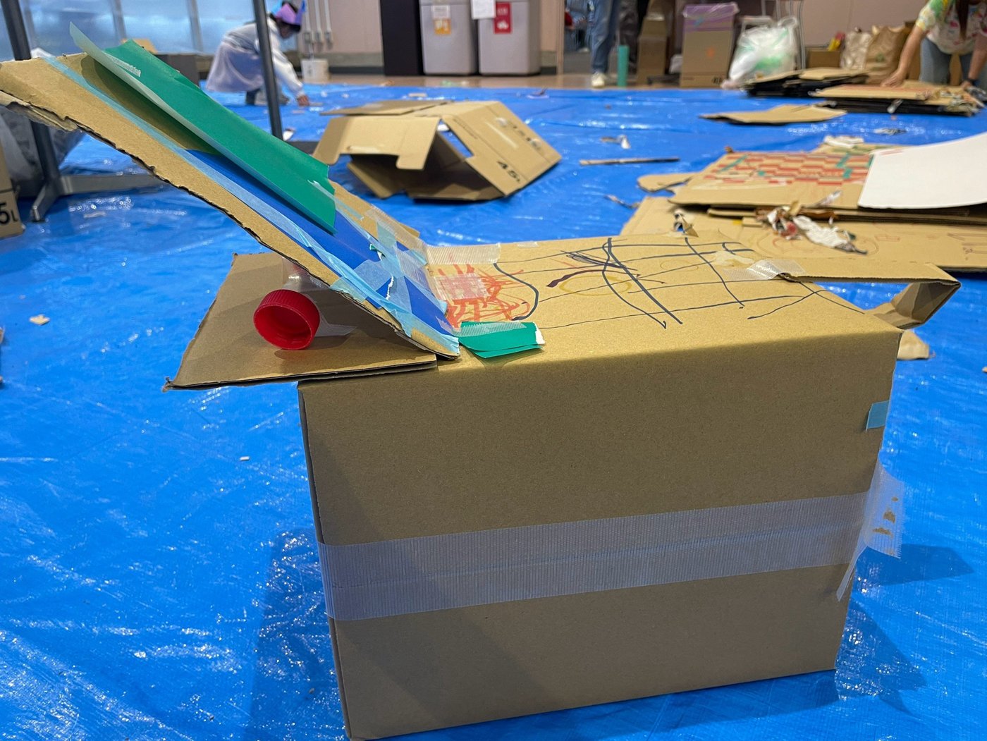 子どもたちが段ボールで作った作品