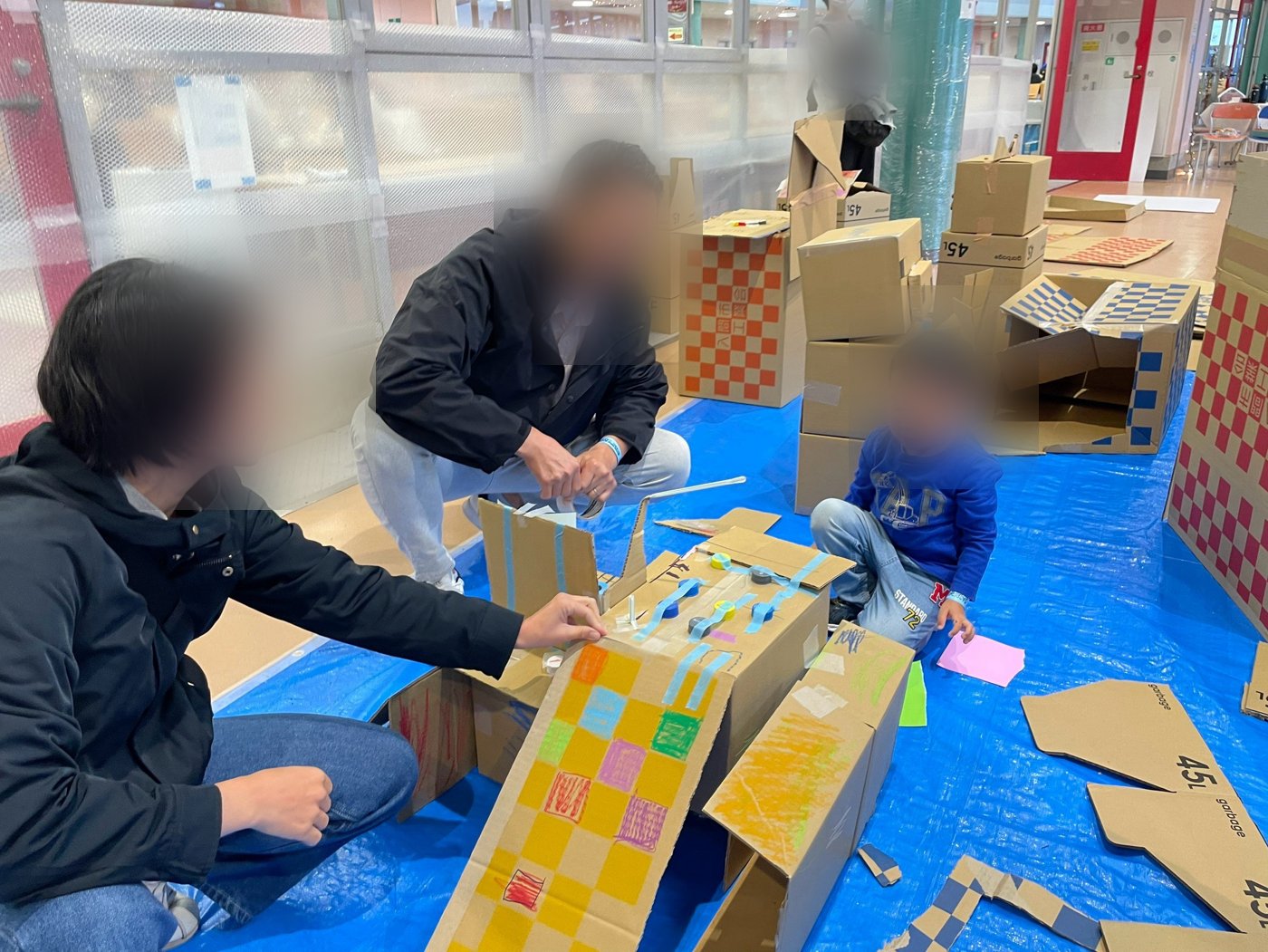親子で段ボール工作をするようす
